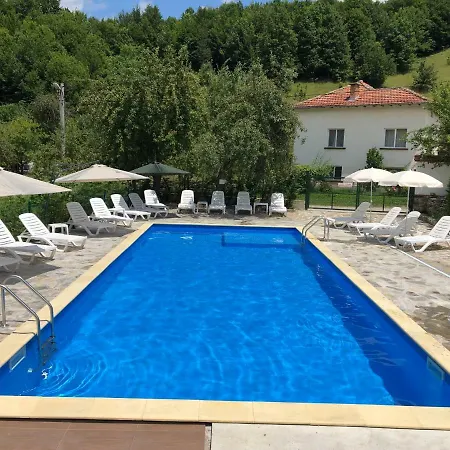 巴巴斯塔那假日公园 2* 阿普里尔齐